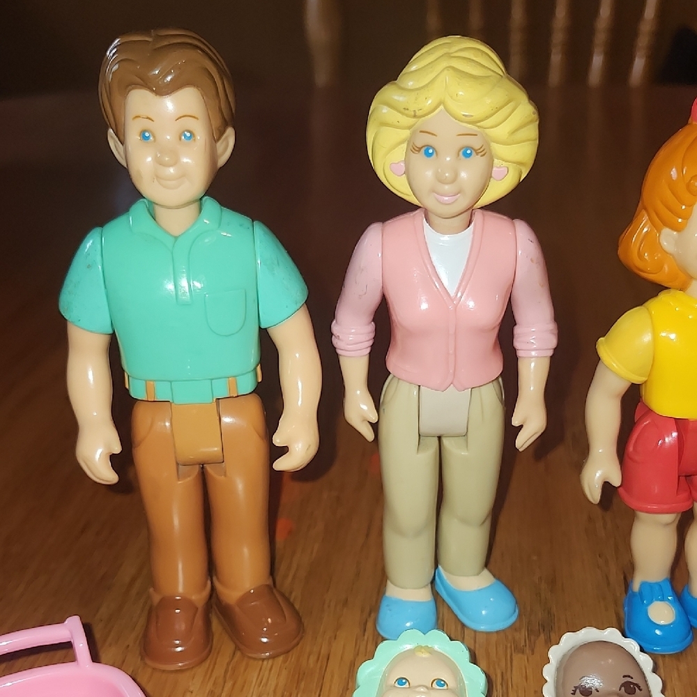Vintage Little Tikes Family Mom Dad Girl Baby poseable light dark skin dollhouse - Picture 3 of 10